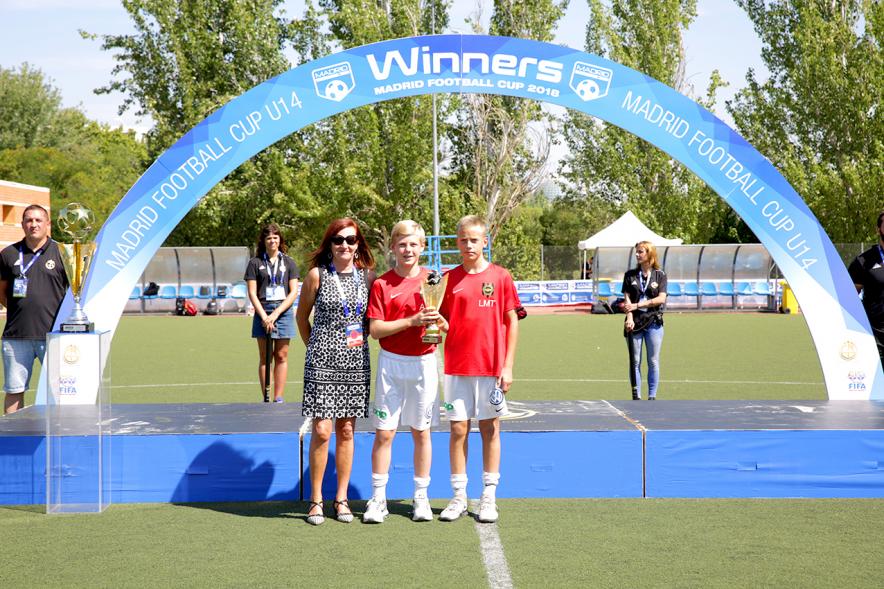 Torneo Internacional de Fútbol Madrid Football Cup U14 - Imagen de un momento de la entrega de trofeos.
