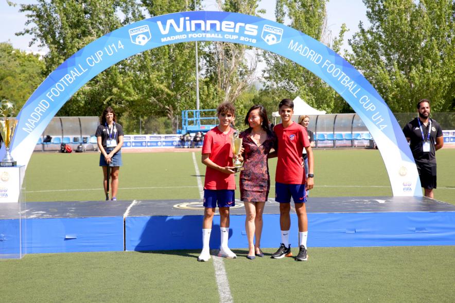 Torneo Internacional de Fútbol Madrid Football Cup U14 - Imagen de un momento de la entrega de trofeos.