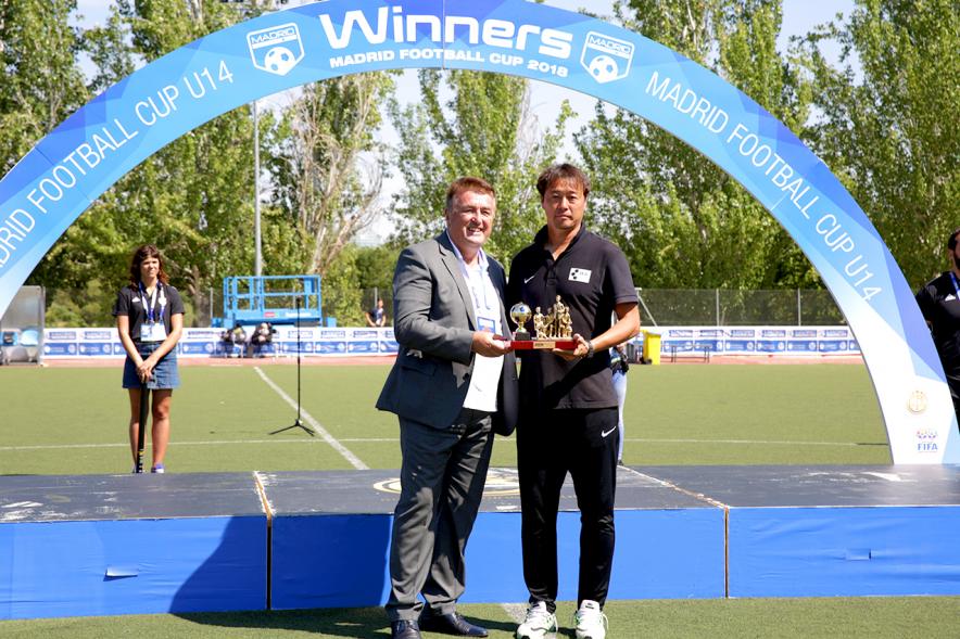 Torneo Internacional de Fútbol Madrid Football Cup U14 - Imagen de un momento de la entrega de trofeos.