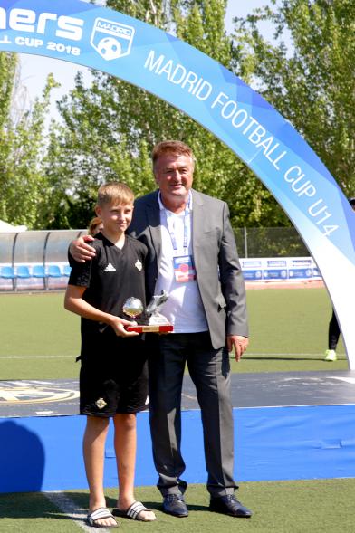 Torneo Internacional de Fútbol Madrid Football Cup U14 - Imagen de un momento de la entrega de trofeos.