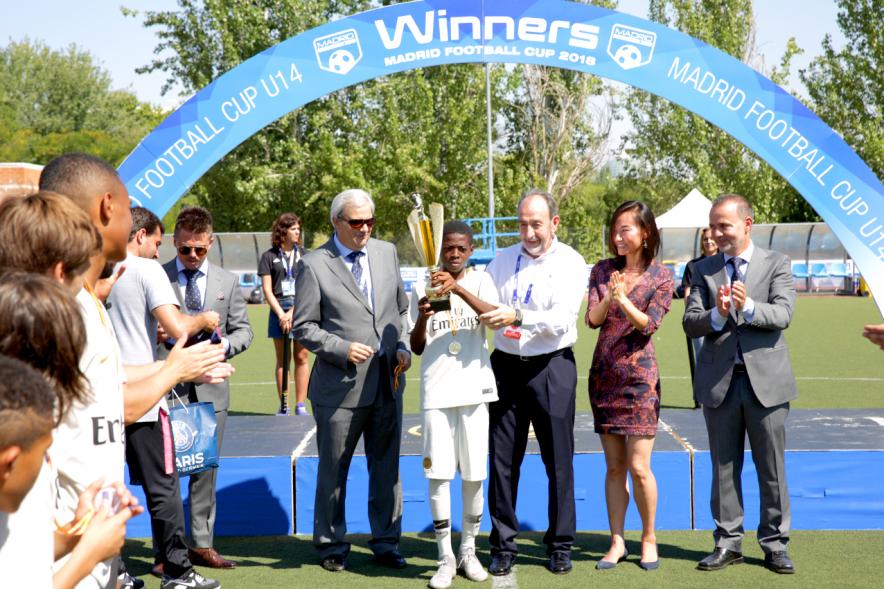 Torneo Internacional de Fútbol Madrid Football Cup U14 - Imagen de un momento de la entrega de trofeos.