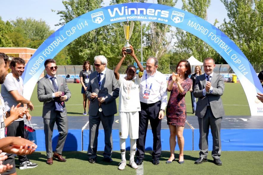 Torneo Internacional de Fútbol Madrid Football Cup U14 - Imagen de un momento de la entrega de trofeos.