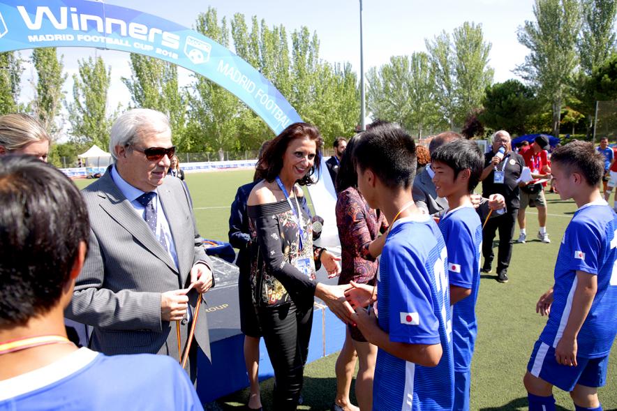 Torneo Internacional de Fútbol Madrid Football Cup U14 - Imagen de un momento de la entrega de medallas a los jugadores.