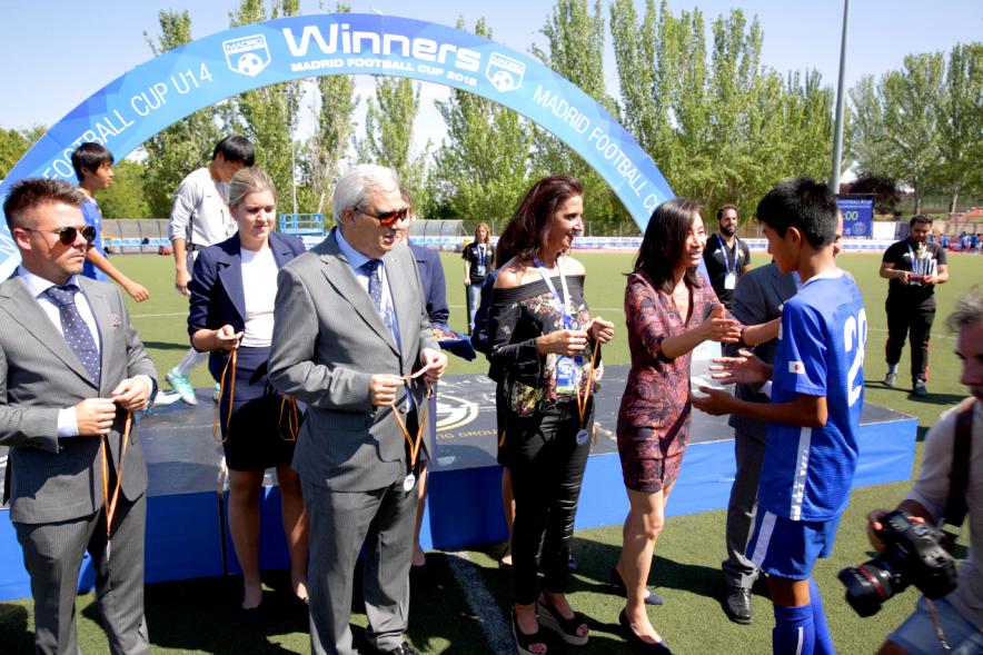 Torneo Internacional de Fútbol Madrid Football Cup U14 - Imagen de un momento de la entrega de medallas a los jugadores.