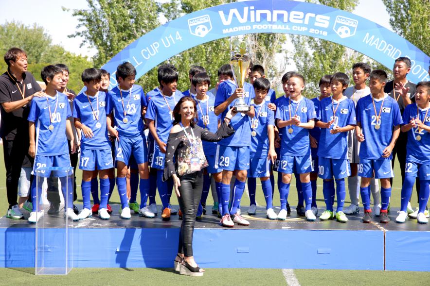 Torneo Internacional de Fútbol Madrid Football Cup U14 - Imagen del equipo ganador en el momento de  recibir el trofeo.