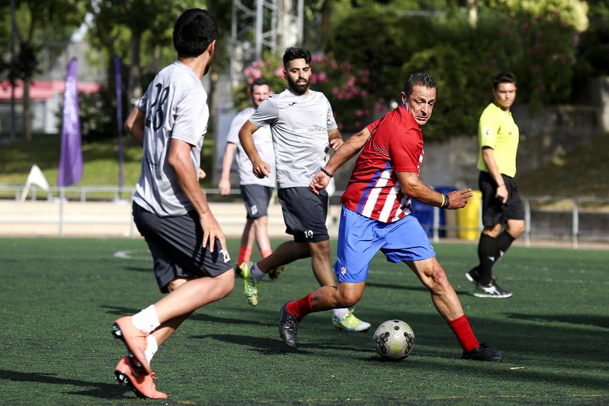 IIIer Torneo Interempresas Fútbol 7 - Varios jugadores regateando.