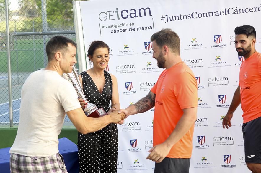 IIIer Torneo Interempresas Fútbol 7 - La concejal entrega el trofeo.