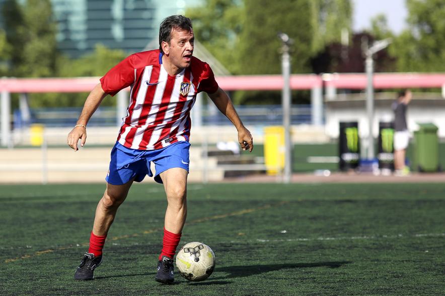 IIIer Torneo Interempresas Fútbol 7 - Un jugador con el balón.