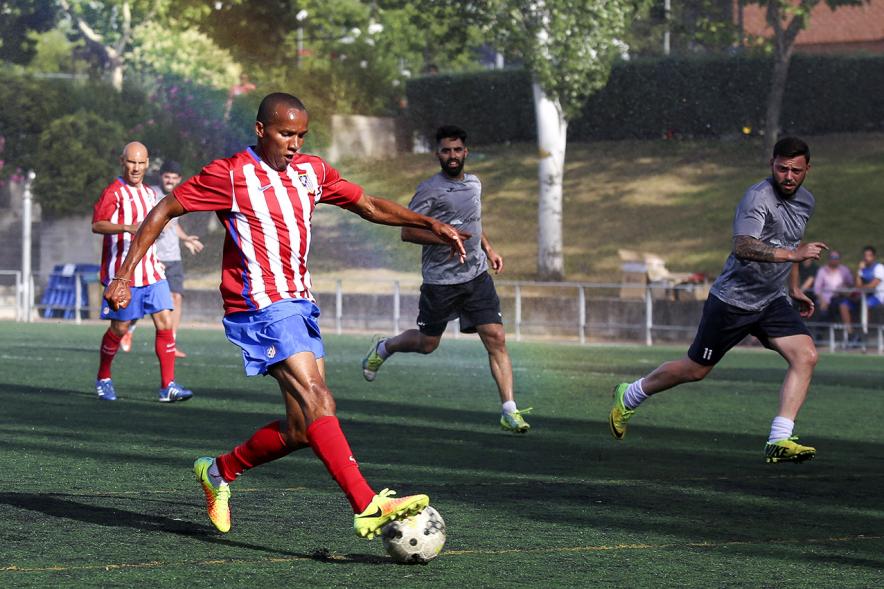 IIIer Torneo Interempresas Fútbol 7 - Un jugador regateando.
