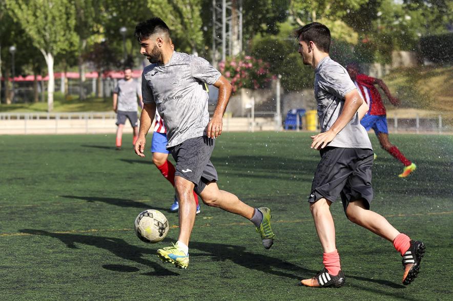 IIIer Torneo Interempresas Fútbol 7 - Un jugador con el balón.