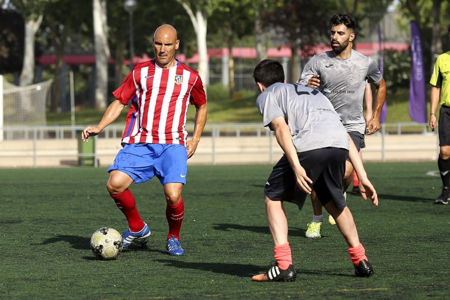 IIIer Torneo Interempresas Fútbol 7 - Un jugador regateando.