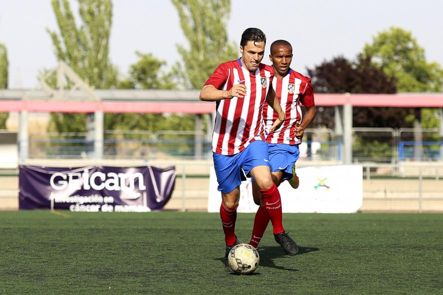 IIIer Torneo Interempresas Fútbol 7 - Varios jugadores regateando.