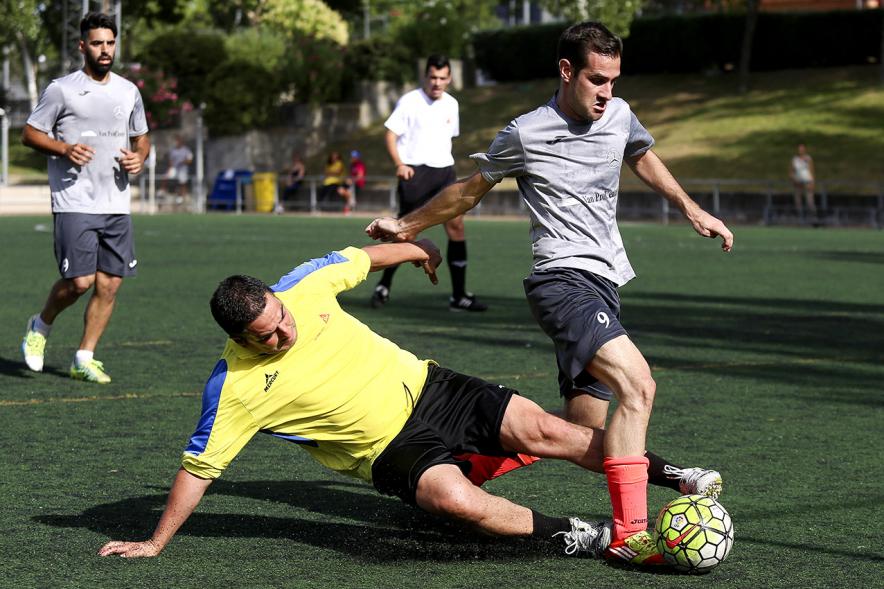 IIIer Torneo Interempresas Fútbol 7 - Un jugador regateando.