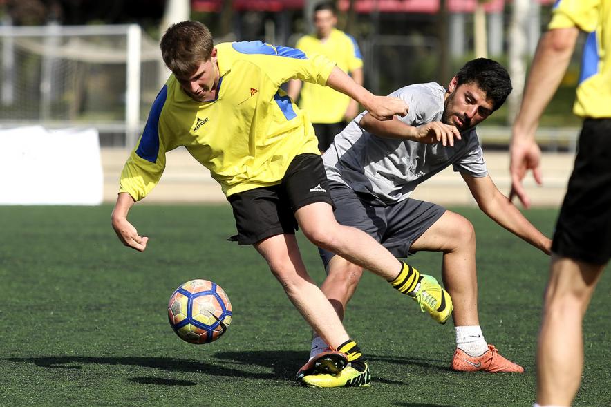 IIIer Torneo Interempresas Fútbol 7 -  Dos jugadores regateando.