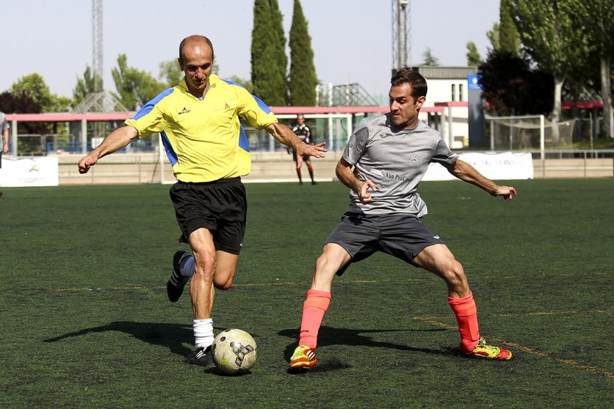 IIIer Torneo Interempresas Fútbol 7 - Dos jugadores regateando.