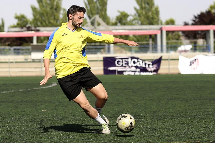 IIIer Torneo Interempresas Fútbol 7 - Un jugador con el balón.