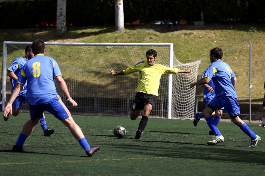 IIIer Torneo Interempresas Fútbol 7 - Un jugador dispara a puerta.