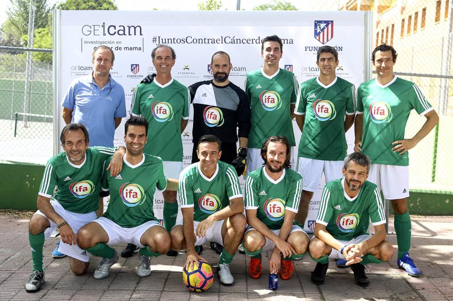 IIIer Torneo Interempresas Fútbol 7 - Posado de un equipo participante.