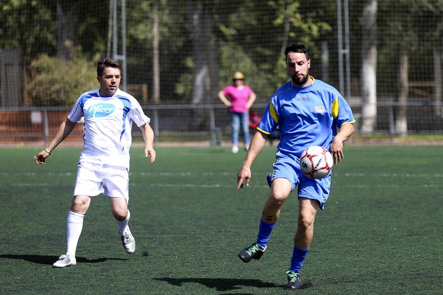 IIIer Torneo Interempresas Fútbol 7 - Dos jugadores corriendo.