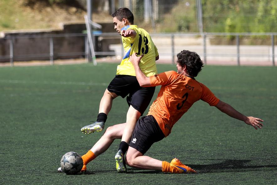 IIIer Torneo Interempresas Fútbol 7 -  Dos jugadores regateando.