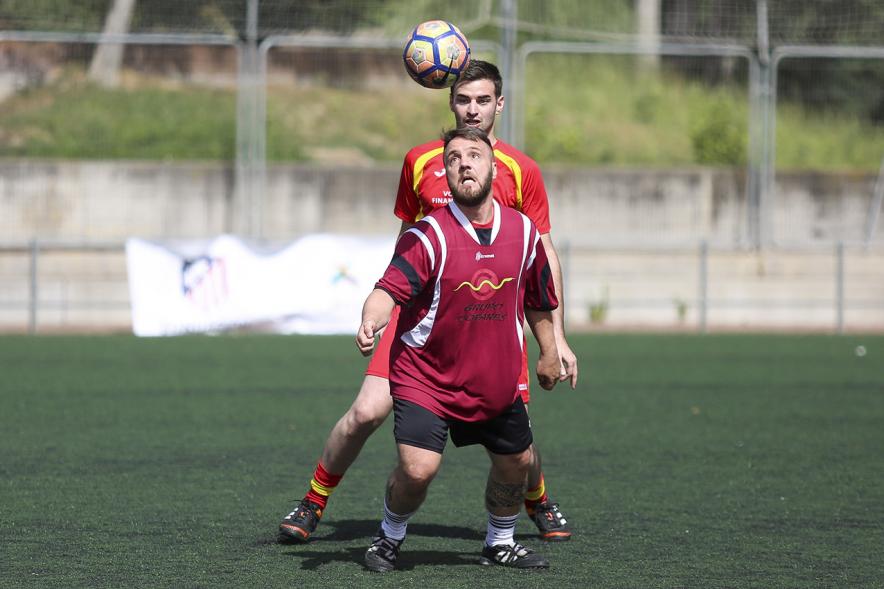 IIIer Torneo Interempresas Fútbol 7 - Un jugador con el balón.