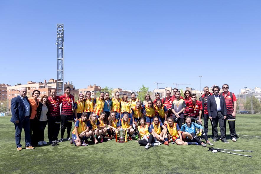 Final Fútbol Femenino Campeonato de España Selecciones Territoriales - Posado de los equipos con la concejal.