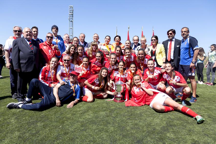 Final Fútbol Femenino Campeonato de España Selecciones Territoriales - Posado de los equipos con la concejal.
