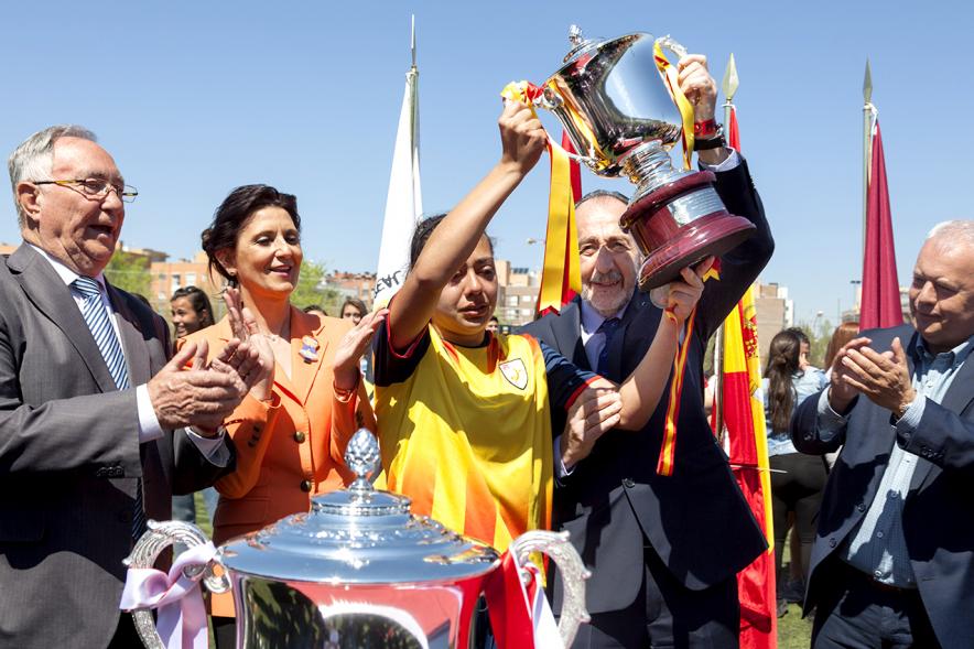 Final Fútbol Femenino Campeonato de España Selecciones Territoriales -  Levantando el trofeo.