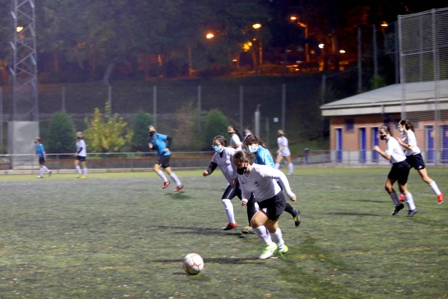 Jugadoras durante el partido. Torneo de Fútbol Femenino EFFA - 2020