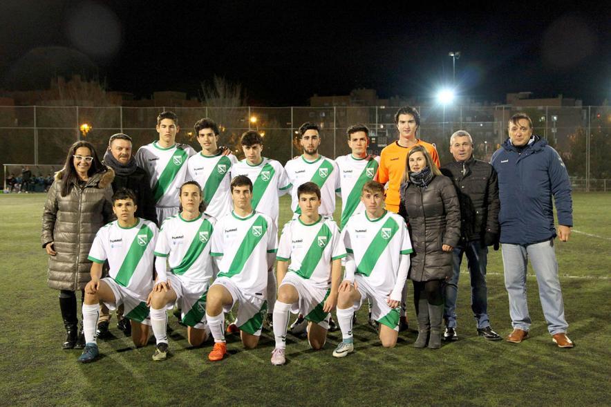 IXº Torneo de Fútbol Virgen de la Paz - Imagen de uno de los equipos posando antes del partido junto a las autoridades presentes, entre ellas destacamos a la concejala de deportes María Espín.