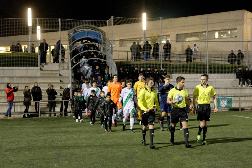 IXº Torneo de Fútbol Virgen de la Paz - Imagen del trio arbitral saltando al campo, seguidos por los dos equipos.