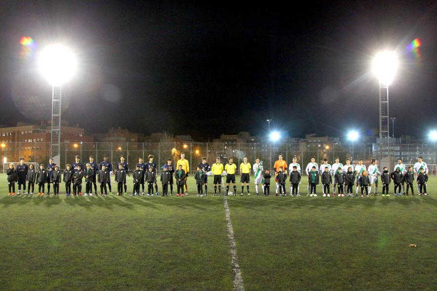 IXº Torneo de Fútbol Virgen de la Paz - Imagen de la presentación de los dos equipos en el centro del terreno de juego.