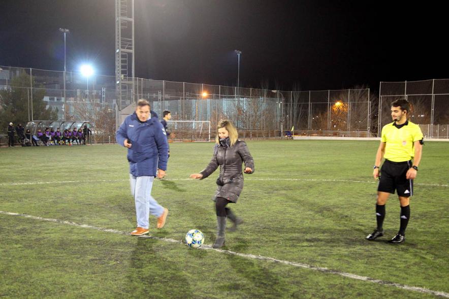 IXº Torneo de Fútbol Virgen de la Paz - Imagen del momento del saque de honor por parte de la concejala de deportes María Espín.