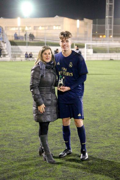 IXº Torneo de Fútbol Virgen de la Paz - Imagen de la conceja de deportes María Espín posando con el jugador que ha recibido un trofeo.