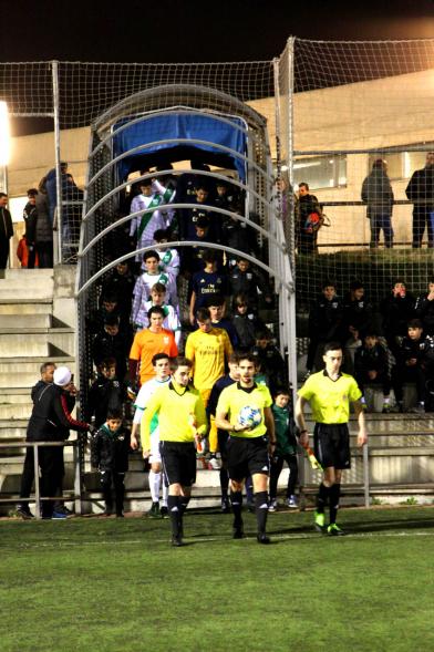 IXº Torneo de Fútbol Virgen de la Paz - Imagen del trio arbitral saltando al campo, seguidos por los dos equipos.