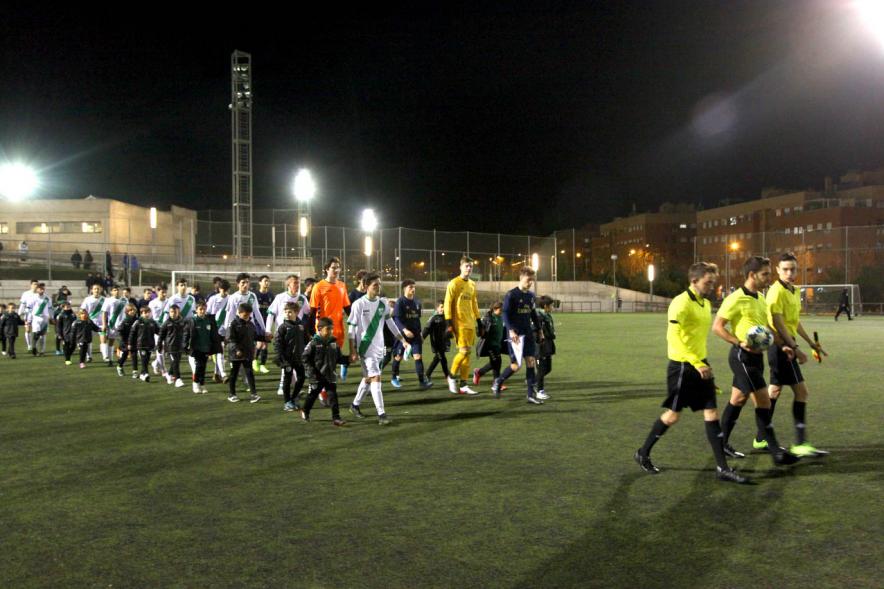 IXº Torneo de Fútbol Virgen de la Paz - Imagen del trio arbitral saltando al campo, seguidos por los dos equipos.