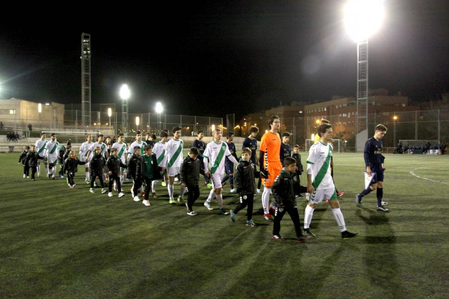 IXº Torneo de Fútbol Virgen de la Paz - Imagen de los equipos saltando al terreno de juego.