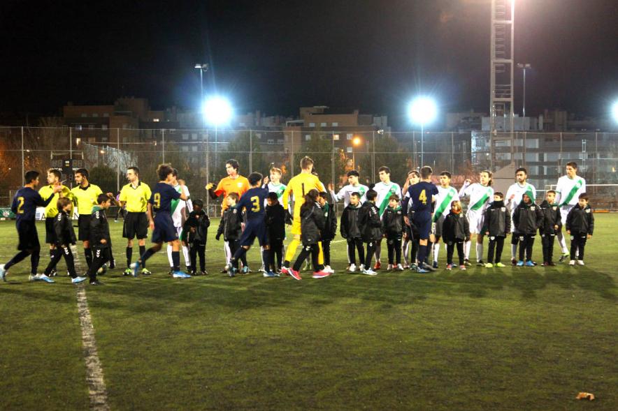 IXº Torneo de Fútbol Virgen de la Paz - Imagen de los equipos saludándose al comienzo del partido.