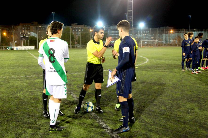 IXº Torneo de Fútbol Virgen de la Paz - Imagen del saludo de los capitanes con el trio arbitral.