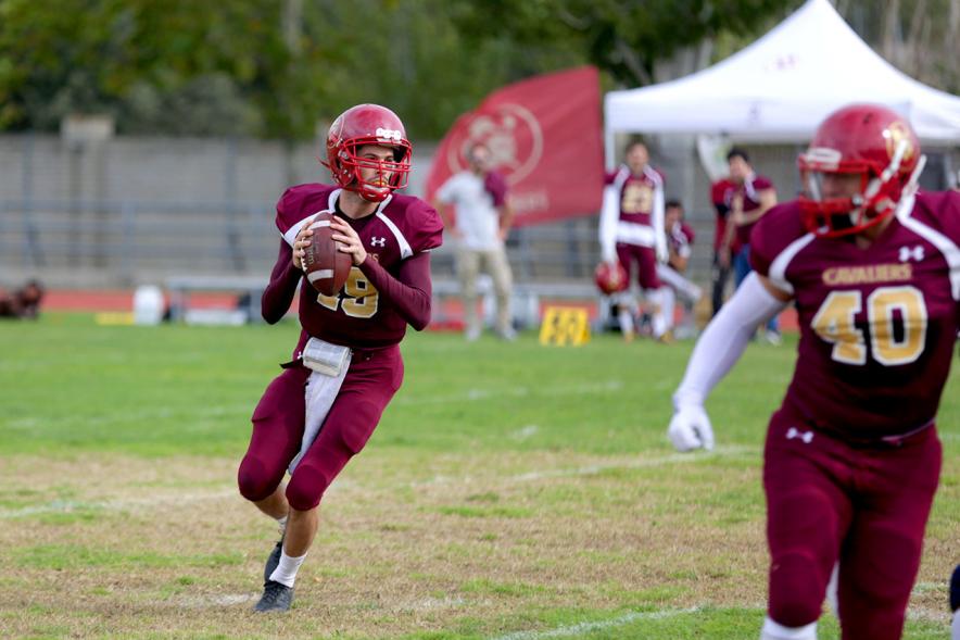 Juan Hervás "alías Utah" Quaterback de Cavaliers a punto de lanzar el Balón