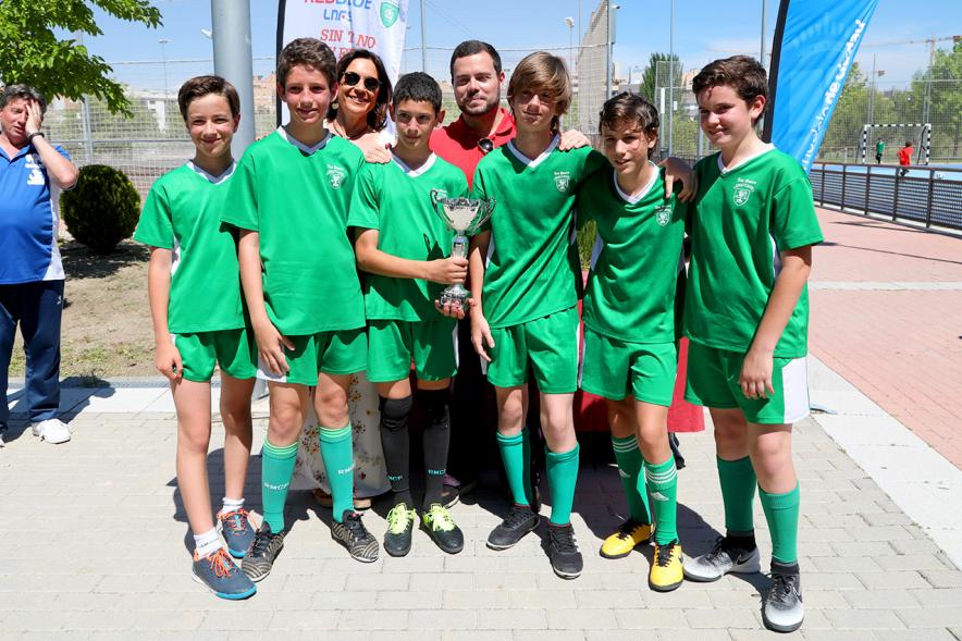 Torneo de Fútbol Sala Alcobendas Futsal - Imagen de un equipo de futbol sala con su trofeo posando junto a la persona que se lo ha entregado.