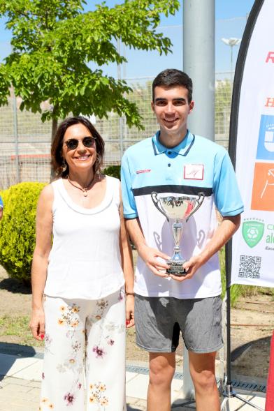 Torneo de Fútbol Sala Alcobendas Futsal -  Imagen de persona con su trofeo posando junto a la persona que se lo ha entregado.