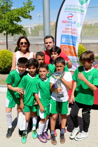 Torneo de Fútbol Sala Alcobendas Futsal - Imagen de un equipo de futbol sala con su trofeo posando junto a la persona que se lo ha entregado.