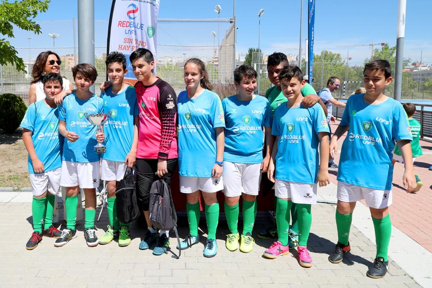 Torneo de Fútbol Sala Alcobendas Futsal - Imagen de un equipo de futbol sala con su trofeo posando junto a la persona que se lo ha entregado.