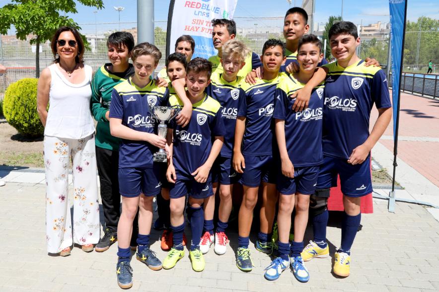 Torneo de Fútbol Sala Alcobendas Futsal - Imagen de un equipo de futbol sala con su trofeo posando junto a la persona que se lo ha entregado.