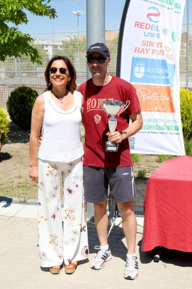Torneo de Fútbol Sala Alcobendas Futsal - Imagen de persona con su trofeo posando junto a la persona que se lo ha entregado.