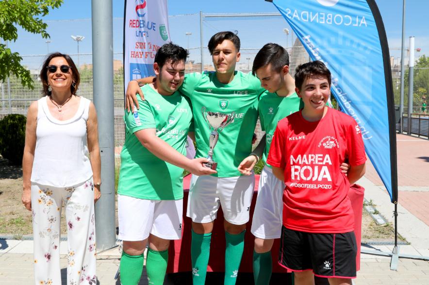 Torneo de Fútbol Sala Alcobendas Futsal - Imagen de un equipo de futbol sala con su trofeo posando junto a la persona que se lo ha entregado.