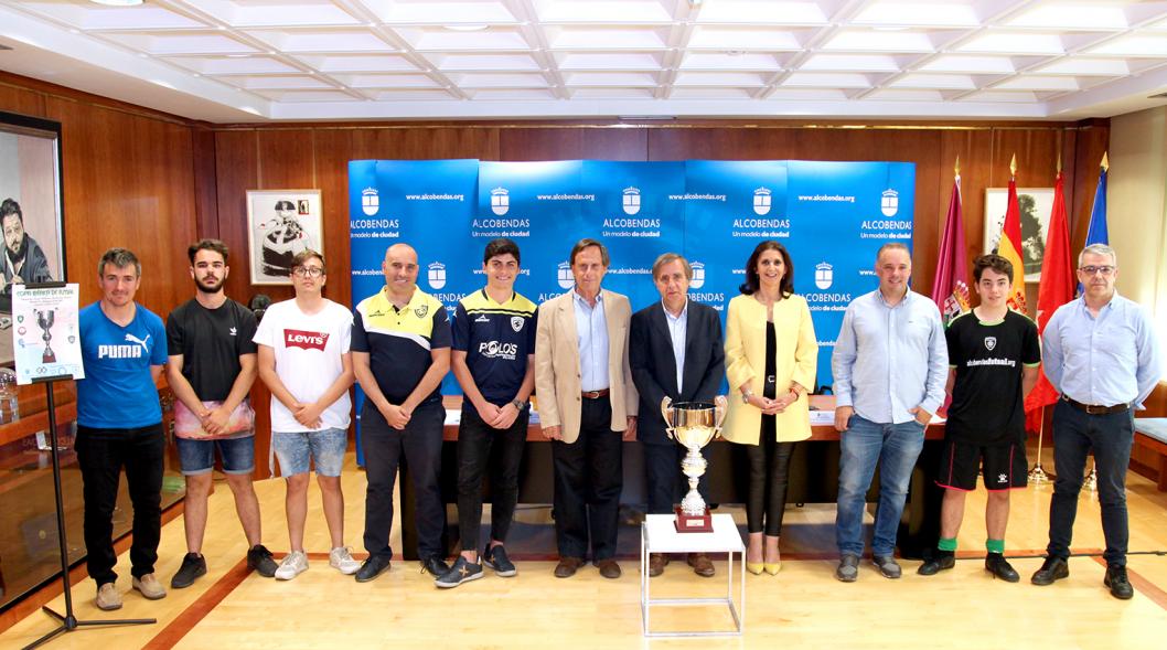Presentación Copa Ibérica de Futsal - Posado del alcalde García de Vinuesa, la concejal Mar Rodríguez y Miguel Moraga, presidente del Alcobendas Futsal, con representantes de los equipos.  