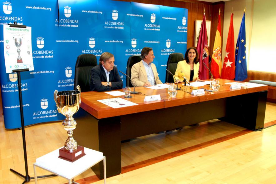 Presentación Copa Ibérica de Futsal - Plano de la mesa principal con las autoridades municipales el representante del Futsal Alcobendas y el trofeo.