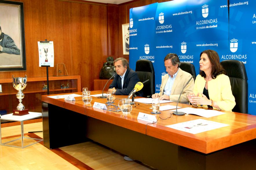 Presentación Copa Ibérica de Futsal - Primer plano de la mesa con el alcalde García de Vinuesa, la concejal Mar Rodríguez y Miguel Moraga, presidente del Alcobendas Futsal.                              